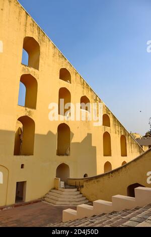 Una vista del quadrante del sole a Jantar mantar ar Jaipur, India il 31 ottobre 2017 Foto Stock