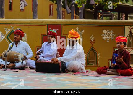 Uomini di Rajasthani vestiti in abito tradizionale che gioca musica folk a Jaipur Rajasthan, India il 01 novembre 2017 Foto Stock