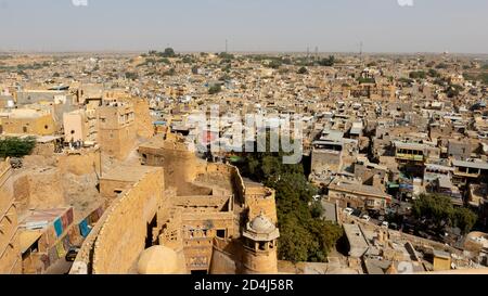 Una vista della città di Jaiselmar dal forte con il cielo sopra L'orizzonte a Rajasthan India il 19 febbraio 2018 Foto Stock