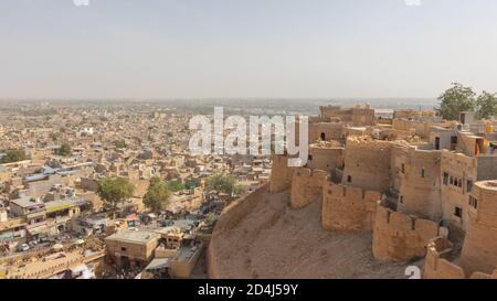 Una vista della città di Jaiselmar dal forte con il cielo sopra L'orizzonte a Rajasthan India il 19 febbraio 2018 Foto Stock