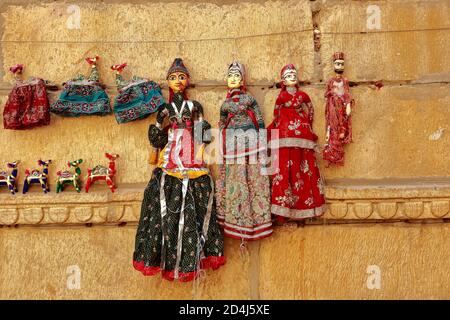 Colorati cuccioli di forma umana che indossano abiti colorati appesi al Muro in Rajasthan India il 21 febbraio 2018 Foto Stock