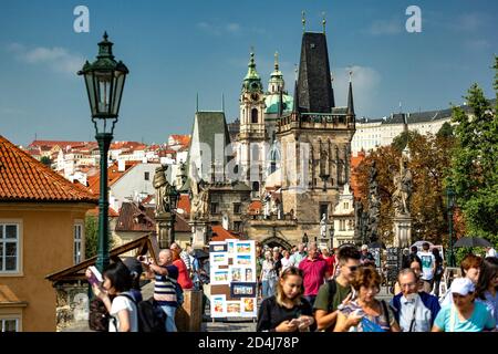 Bridge Tower (a destra) e la folla su Charles Bridge, Little Quarter, Praga, Repubblica Ceca Foto Stock