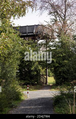 Torre di osservazione sul sentiero escursionistico Eifelsteig in High Fens vicino Mutzenich-Monschau Foto Stock