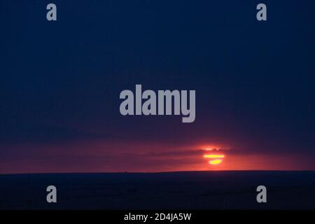 Il sole tramonta sulle pianure del Masai Mara In Kenya Foto Stock