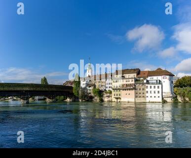 Olten, SO / Svizzera - 8 ottobre 2020: Vista sul fiume Aare e sul centro storico di Olten e ponte di legno Foto Stock