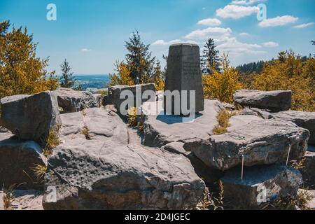 Lippe Velmerstot con monumento alla foresta di Teutoburg. Velmerstot collina in cima e vista sul paesaggio della Foresta Teutoburg / Parco Naturale delle colline Egge. Nord, DX Foto Stock