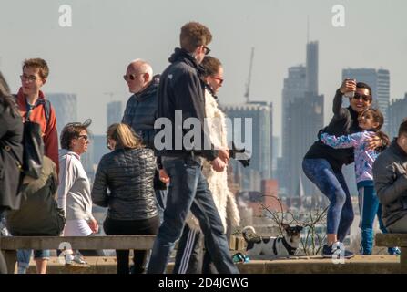 Le folle ignorano le nuove regole di distanziamento sociale di Covid-19 il primo giorno di un blocco a livello britannico sulla Primrose Hill di Londra, 22 marzo 2020, Foto Stock