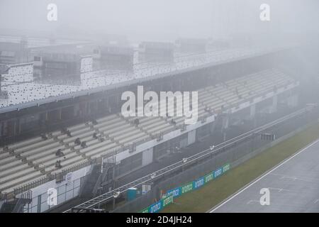 Nurburg, Germania, Italia. 09th Oct, 2020. Alcuni spettatori, tifosi nelle tribune, gradini, in attesa delle vetture da correre durante la Formula 1 Aramco Grosser Preis Der Eifel 2020, Gran Premio di Eifel, dal 9 al 11 ottobre 2020 sulla N.rburgring, a N.rburg, Germania - Foto Antonin Vincent/DPPI Credit: LM/DPPI/Antonin Vincent/Alamy Live News Foto Stock