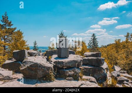 Lippe Velmerstot con monumento alla foresta di Teutoburg. Velmerstot collina in cima e vista sul paesaggio della Foresta Teutoburg / Parco Naturale delle colline Egge. Nord, DX Foto Stock