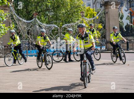 Un gruppo di funzionari della polizia metropolitana usa le biciclette per pattugliare Hyde Park nel centro di Londra per assicurare il governo Covid-19 sociale regole di distanziamento Foto Stock