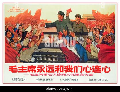 Vintage 1960 Poster Chairman Mao Zedong Chinese Cultural Revolution Poster la Rivoluzione Culturale, formalmente la Grande Rivoluzione Culturale proletaria, fu un movimento sociopolitico in Cina dal 1966 al 1976. Foto Stock