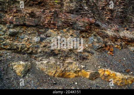 Grumi di scisto da magazzino di minatori antichi dopo pilastro e. Stalla l'estrazione del carbone in una cava abbandonata nel South Yorkshire Foto Stock