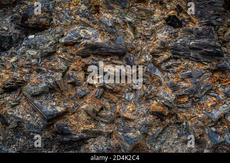 Grumi di scisto da magazzino di minatori antichi dopo pilastro e. Stalla l'estrazione del carbone in una cava abbandonata nel South Yorkshire Foto Stock