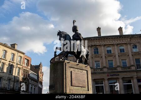 Una vista generale della statua di Charles William Vane Tempest Stewart la terza Marchesa di Londonderry’ nella Piazza del mercato, Durham durante un lo locale Foto Stock