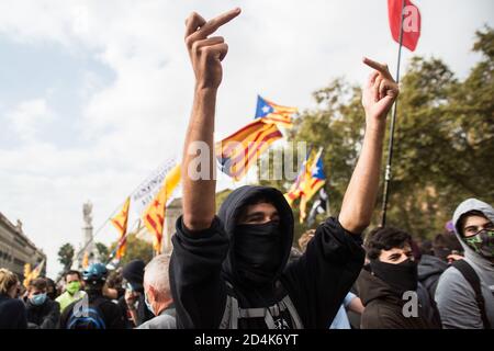 (NOTA DELL'EDITORE: L'immagine contiene profanità)UN protesto che mostra il dito medio durante la dimostrazione. Foto Stock