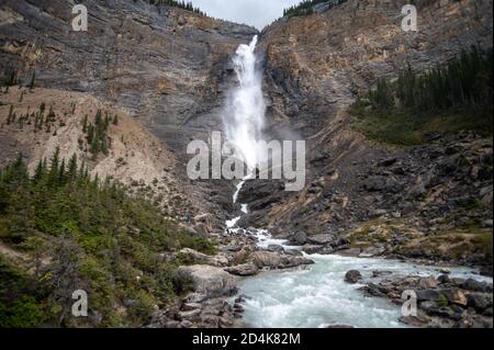 Bella foto delle Cascate Takakkaw del Parco Nazionale di Yoho, situato in Canada durante la luce del giorno Foto Stock