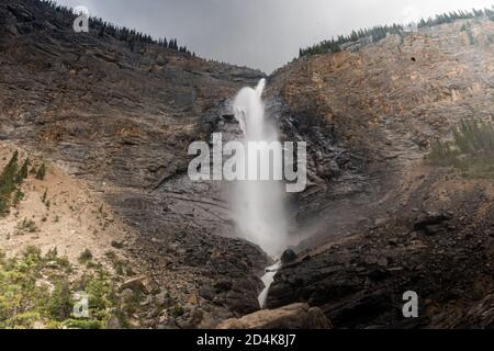 Bella foto delle Cascate Takakkaw del Parco Nazionale di Yoho, situato in Canada durante la luce del giorno Foto Stock