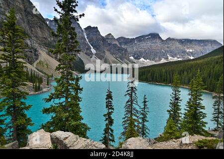 Bellissimo scatto del lago Moraine in Alberta, Canada durante il giorno Moraine Lake Canada Foto Stock