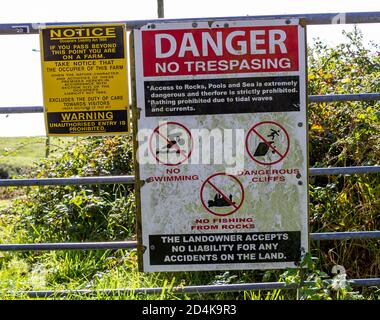 Avvertenza Nessun segnale di Trespassing sul cancello dell'azienda Foto Stock