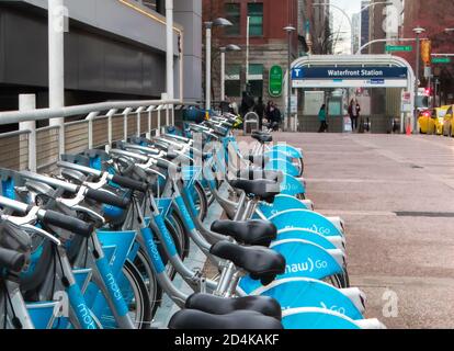 VANCOUVER, BC, CANADA - 11 NOVEMBRE 2019 - Mobi by Shaw Go bike share stazione a Waterfront Skytrain. Le biciclette possono essere noleggiate e restituite a. Foto Stock