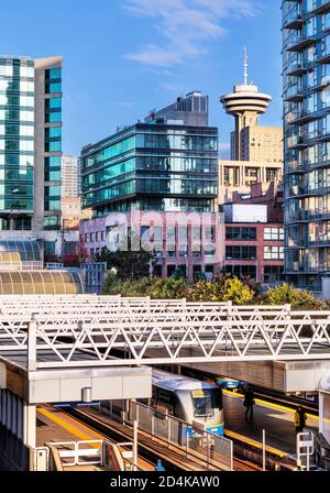 Moderno paesaggio urbano con stazione ferroviaria metropolitana. Harbour Center, edifici in mattoni e grattacieli residenziali in vetro. Stazione dello Skytrain dello Stadio, Vancouv Foto Stock