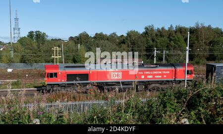 DB Cargo UK Classe 66 Cina treno Londra in avvicinamento a Carlisle (66-136 Yiwu-Londra) Foto Stock