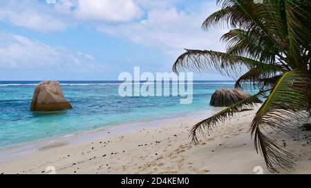 Popolare spiaggia tropicale Anse Source d'Argent sull'isola di la Digue, Seychelles con belle acque turchesi colorate, formazioni rocciose di granito tipico. Foto Stock