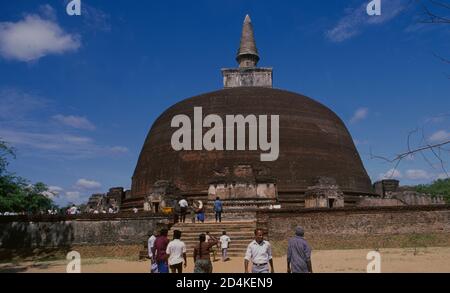 Sri Lanka: la Tempel ruderi di antiche città re Polonnaruwa sono una delle principali attrazioni turistiche Foto Stock