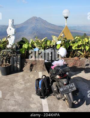 Kintamani, Bali / Indonesia - 3 settembre 2019: Vista del Monte Batur con scooter e zaino in primo piano Foto Stock