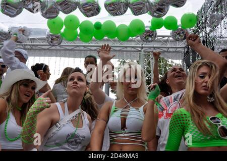 Il partito deve andare su: Ravers a Streetparade in Zürich-City Foto Stock