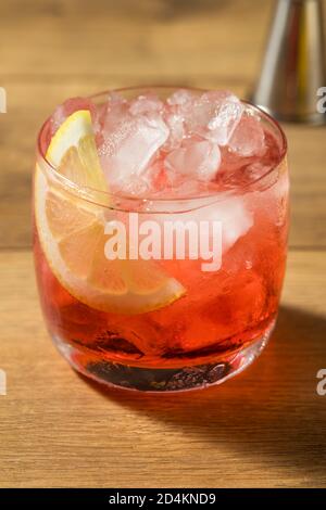 Cocktail rinfrescante Campari Spritz con un Lemon Garnish Foto Stock