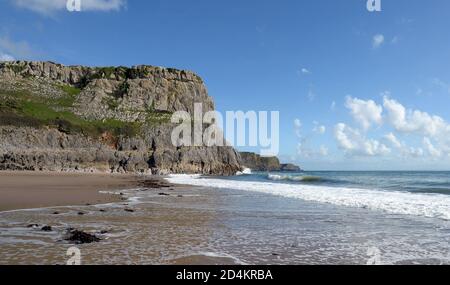 Fall Bay vicino a Rhossili è una spiaggia di sabbia riparata a. bassa marea circondata da ripide scogliere calcaree e splendidi paesaggi Foto Stock