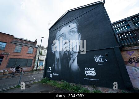 Manchester, Regno Unito. 9 ottobre 2020. Un murale recentemente completato dell'ex cantante della Joy Division Ian Curtis, morto per suicidio nel 1980 e dipinto dall'artista di strada AkseP19, è visto nel centro di Manchester in vista della Giornata Mondiale della Salute mentale, Manchester, Regno Unito. Credit: Jon Super/Alamy Live News. Foto Stock