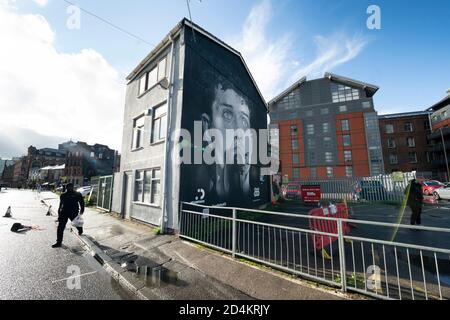 Manchester, Regno Unito. 9 ottobre 2020. Un murale recentemente completato dell'ex cantante della Joy Division Ian Curtis, morto per suicidio nel 1980 e dipinto dall'artista di strada AkseP19, è visto nel centro di Manchester in vista della Giornata Mondiale della Salute mentale, Manchester, Regno Unito. Credit: Jon Super/Alamy Live News. Foto Stock