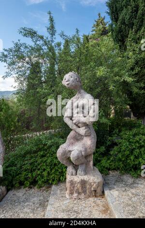 La mostra "motivi umani" di Joan Bennàssar sulla scalinata del Calvari. La scalinata del Calvari è un'antica scalinata in pietra che conduce dalla piazza centrale di P. Foto Stock