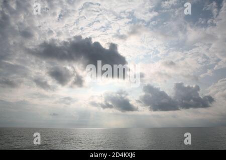 Nuvole nel cielo sopra l'oceano Foto Stock