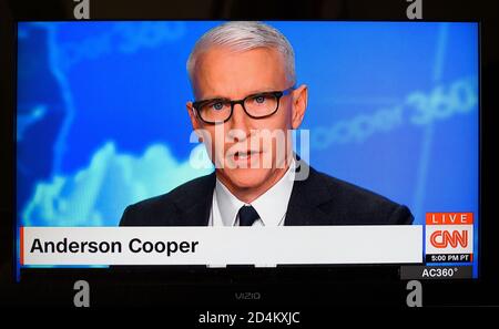 Uno schermo televisivo della CNN girato da una trasmissione dell'ancora della CNN e dal programma ospite Anderson Cooper. Foto Stock