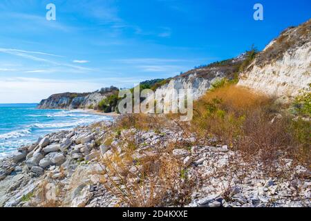 Vista estiva della spiaggia di Adora vicino al villaggio di Topola nel comune di Kavarna, provincia di Dobrich, nord-est Bulgaria-calma baia, spiaggia pulita e bella vista Foto Stock
