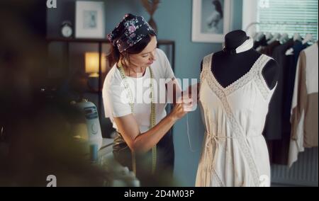 Abito da cucito a mano Seamstress su manichino Foto Stock