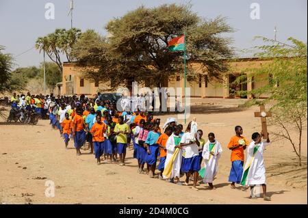 BURKINA FASO Dori, scuola cattolica, bambini marciano con la croce / BURKINA FASO Dori, katholische Schule, Kinder gehen den Kreuzweg Foto Stock