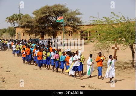 BURKINA FASO Dori, scuola cattolica, bambini marciano con la croce / BURKINA FASO Dori, katholische Schule, Kinder gehen den Kreuzweg Foto Stock