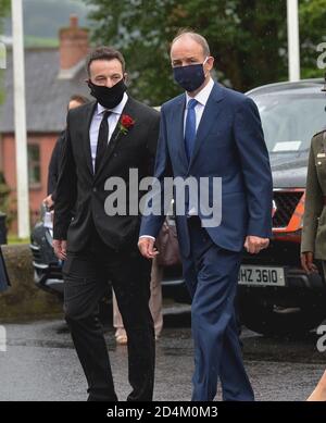 Colum Eastwood MP, leader SDLP, e Irish Taoiseach Micheál Martin indossano maschere al funerale di John Hume a Derry. ©George Sweeney / Alamy Stock Foto Foto Stock