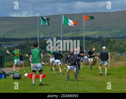 Derry, Irlanda del Nord. I giocatori si riscaldano prima di sfidare la partita tra Na Magha e Lavey. ©George Sweeney / Alamy Stock Foto Foto Stock