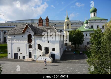 Antica Corte Inglese nel parco di Zaryadye, Mosca, Russia, il monumento di architettura civile del 16 ° secolo Foto Stock