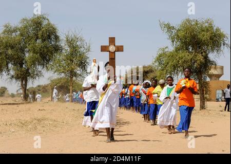 BURKINA FASO Dori, scuola cattolica, bambini marciano con la croce / BURKINA FASO Dori, katholische Schule, Kinder gehen den Kreuzweg Foto Stock