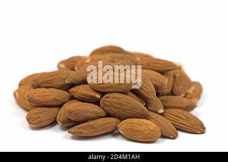 Noccioli di mandorle isolati su sfondo bianco Foto Stock