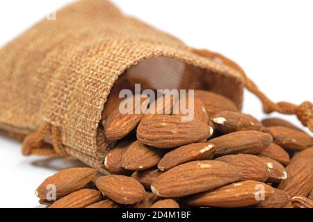 Noccioli di mandorle in un sacchetto di stoffa Foto Stock