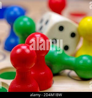 Dadi e personaggi colorati per giochi da tavolo Foto Stock