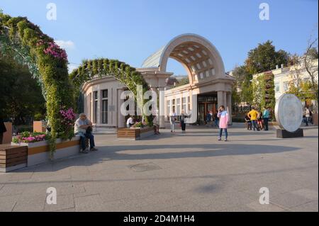 Persone al padiglione della stazione della metropolitana Kropotkinskaya a Mosca, Russia, sul viale Gogolevsky Foto Stock