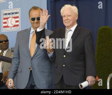 **FILE FOTO** Yankee Legend, Whitey Ford è morto. NEW YORK, NY - Luglio 29: I membri della Hall of Fame Joe Torre e Whitey Ford partecipano alla cerimonia di induzione della National Baseball Hall of Fame al Clark Sports Center il 30 Luglio 2017 durante il weekend di induzione a Cooperstown, New York. Foto di John Palmer/MediaPunch Foto Stock